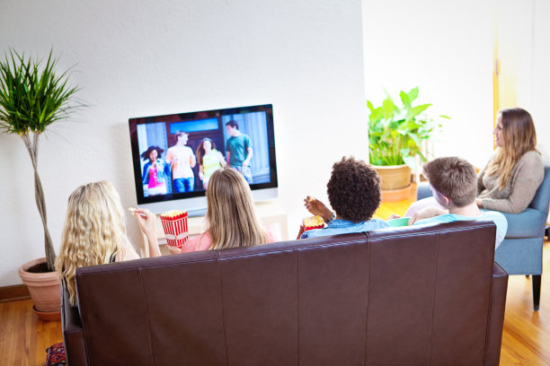 一群年轻人在家里一起看电视电影图片下载