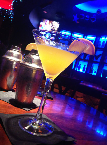 酒吧里的马提尼静物画图片下载