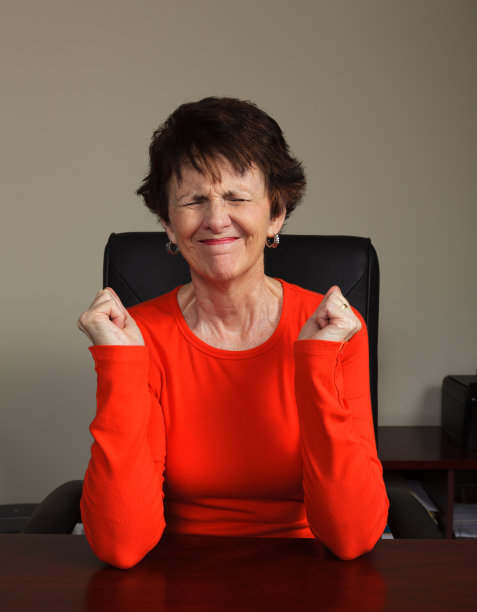 坐在办公桌前的压力山大的女人图片下载