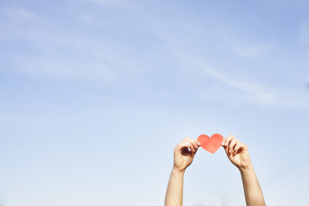 碧天下女子手捧红纸心图片下载