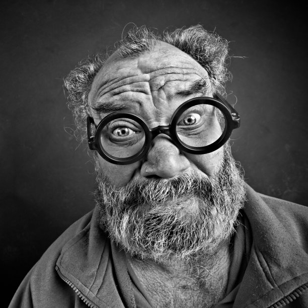 戴眼镜的疯子图片下载