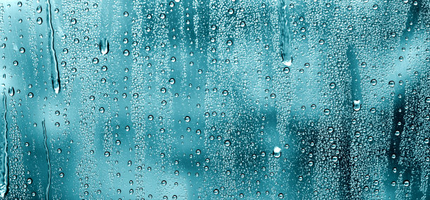 水滴在玻璃窗上图片下载