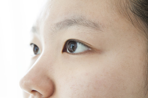 一个美丽女人的眼睛的极端特写镜头图片下载