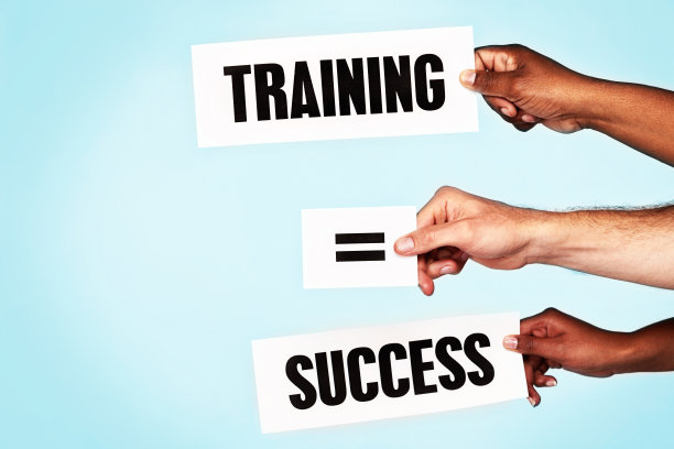 “训练=成功”在天蓝色的背景下用手写体写着图片下载