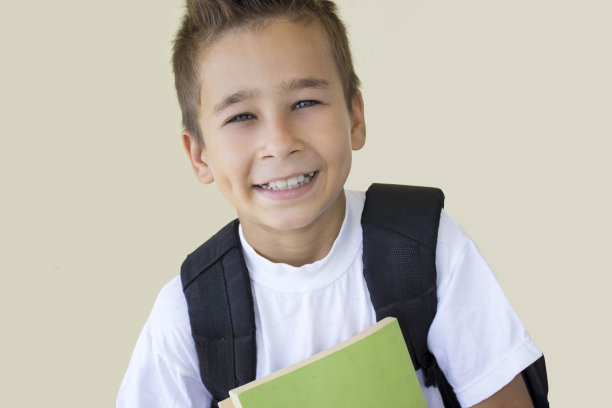 彩色背景映衬下的小男孩肖像图片下载