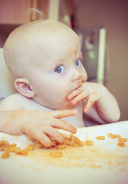 小男孩吃图片下载