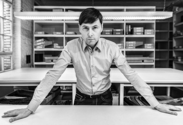 严肃的工厂老板接受任何挑战图片下载