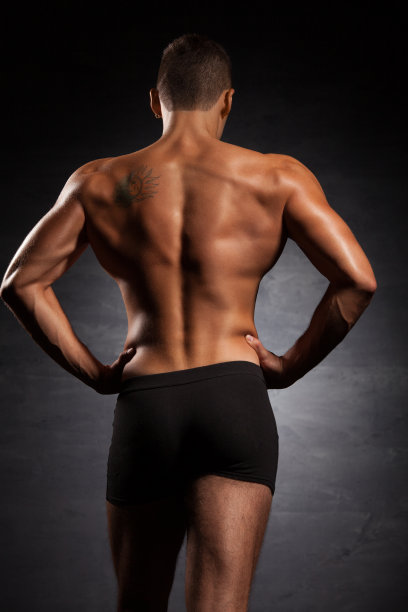 英俊的男人与肌肉的身体图片下载