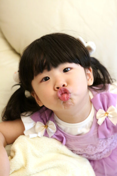 有一张滑稽脸的女孩图片下载