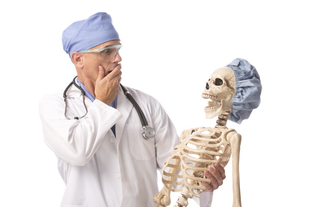 手持骨骼的男医生图片下载