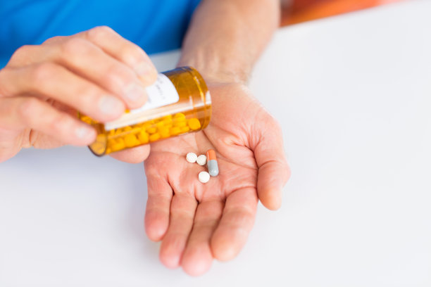 服用处方药的老人。图片下载