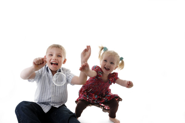 弟弟和妹妹在玩泡泡图片下载