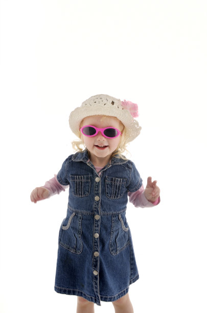 两岁的女孩戴着太阳镜和帽子图片下载