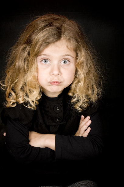 淘气的小女孩图片下载