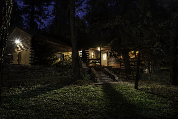 星光下的小屋。图片下载