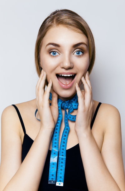 用卷尺测量的漂亮女人图片下载