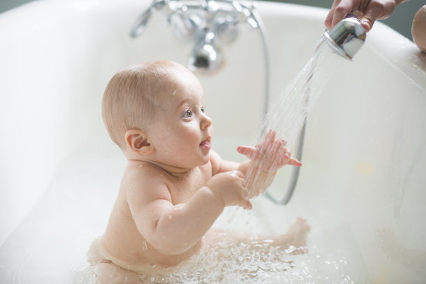 妈妈给宝宝洗澡图片下载