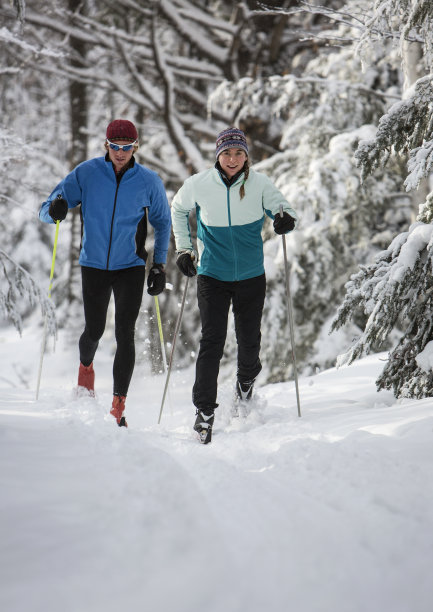 越野滑雪夫妇图片下载