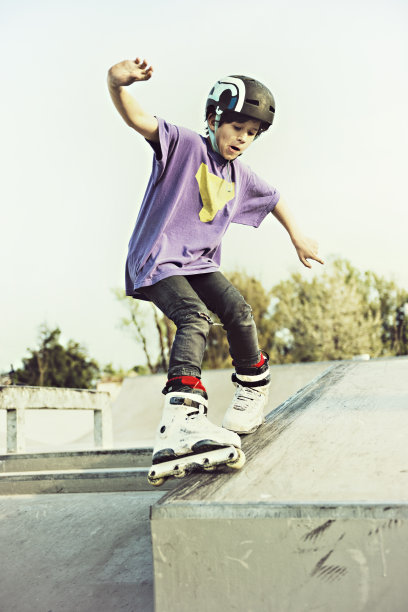 滑旱冰的男孩图片下载