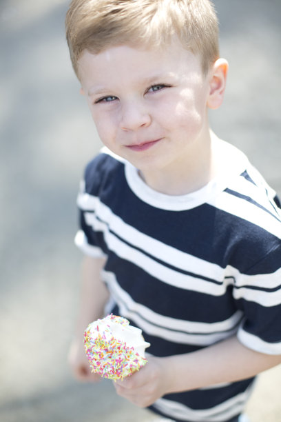 男孩有冰淇淋图片下载