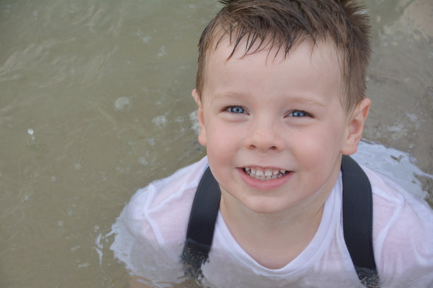 小男孩对着镜头微笑图片下载