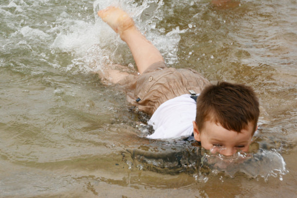 小男孩在他的衣服游泳图片下载