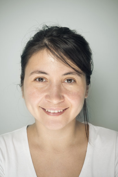 微笑的年轻女人图片下载