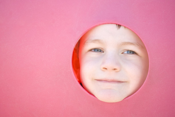 一个男孩在看一个洞图片下载