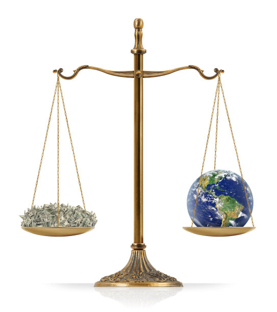 同等权重:金钱和地球图片下载