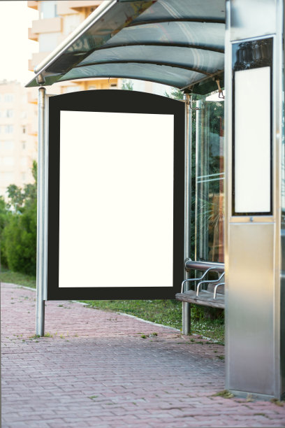 公共汽车站上的白色广告牌图片下载