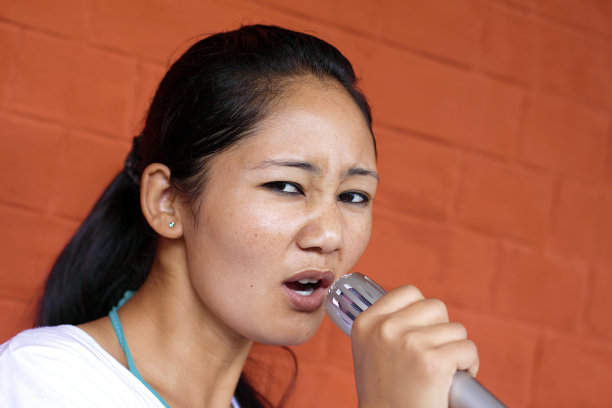 唱歌的少女图片下载