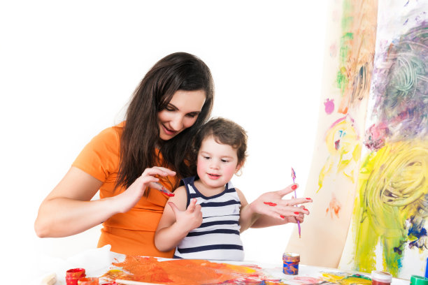 一个母亲和一个孩子在艺术家中玩耍的肖像图片下载