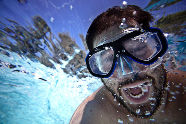 在游泳池里的人图片下载