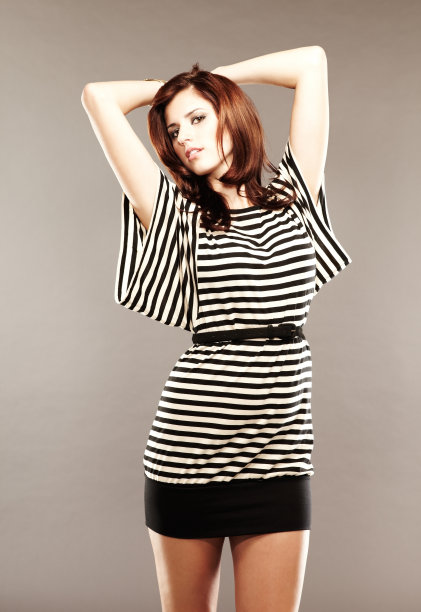 漂亮的时装模特，双臂举过头顶图片下载