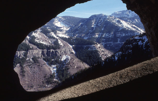 犹他州洛根峡谷山坡上冬季的石灰岩喀斯特洞穴图片下载