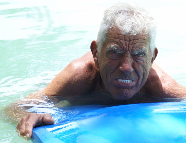 戴着假牙打台球的高年级学生图片下载