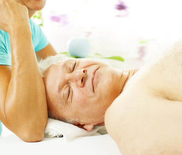 成熟男人喜欢头部按摩。图片下载