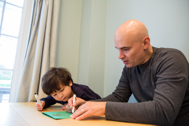 小男孩在学画画图片下载