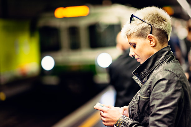 都市里发短信的中年妇女图片下载