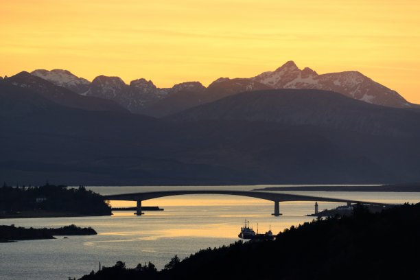 洛查尔什的凯尔，库林斯，黄昏时的斯凯桥图片下载