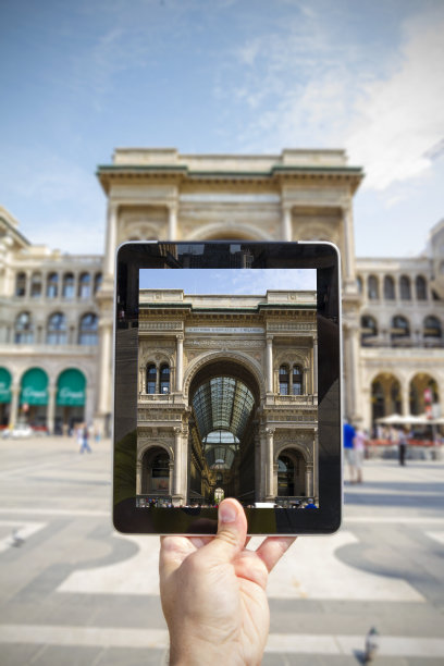 在米兰用数码平板电脑拍照图片下载