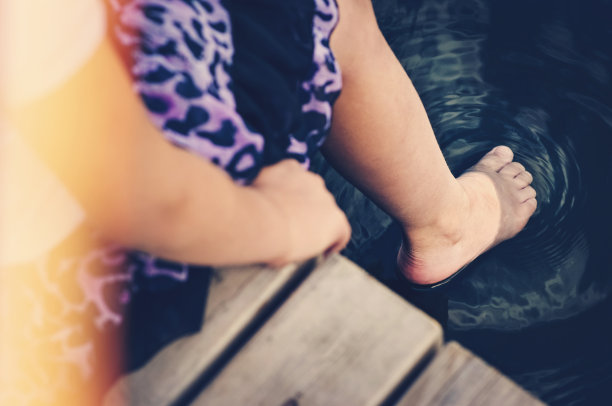 码头上的小女孩图片下载