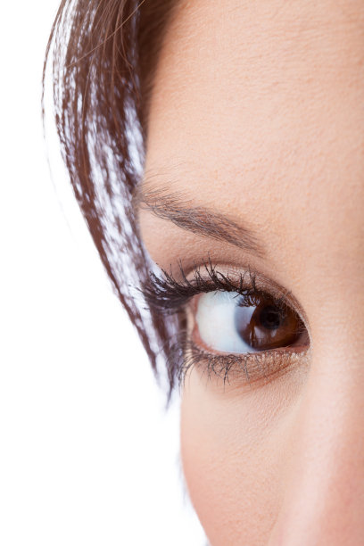 特写的自然女性眼睛孤立在白色的背景图片下载