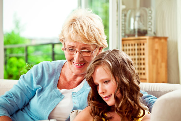 祖母与孙女图片下载