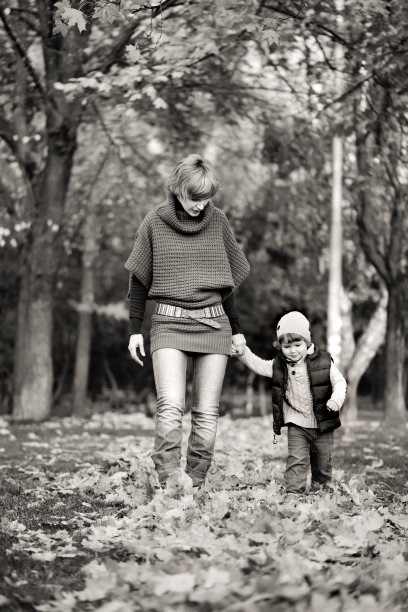 母亲和儿子在秋天图片下载