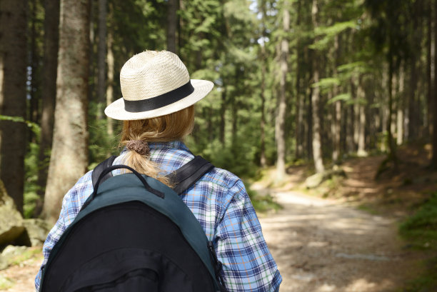 在树林里徒步旅行的女人图片下载