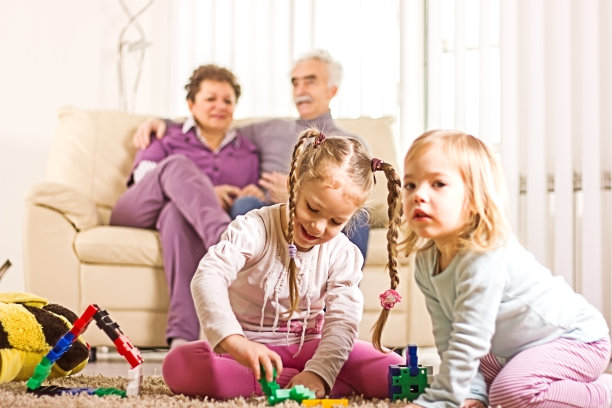 家人在家里。图片下载