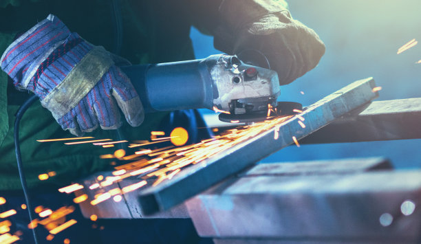 磨钢管。图片下载