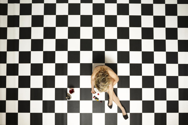 美丽的年轻女人涂指甲上图图片下载