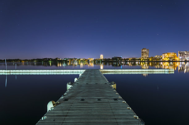 黄昏在码头-湖卡尔霍恩，明尼阿波利斯，明尼苏达州图片下载